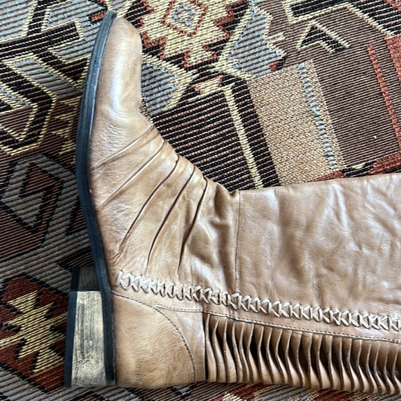 Fringe Taupe below the knee leather boots - Picture 2 of 9